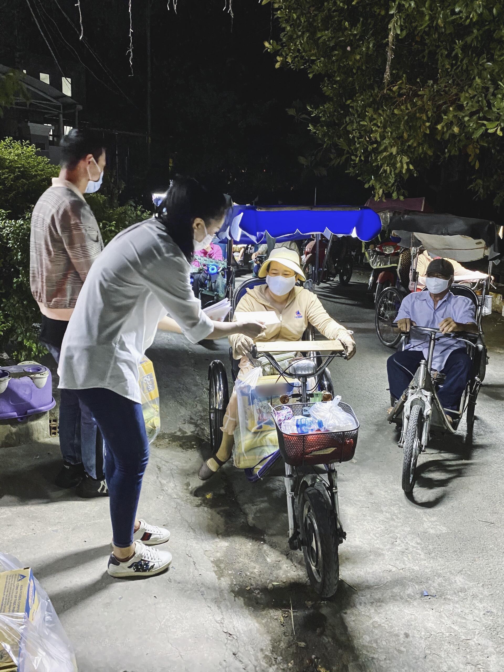 nghe si Viet tang gao cho nguoi ngheo anh 9