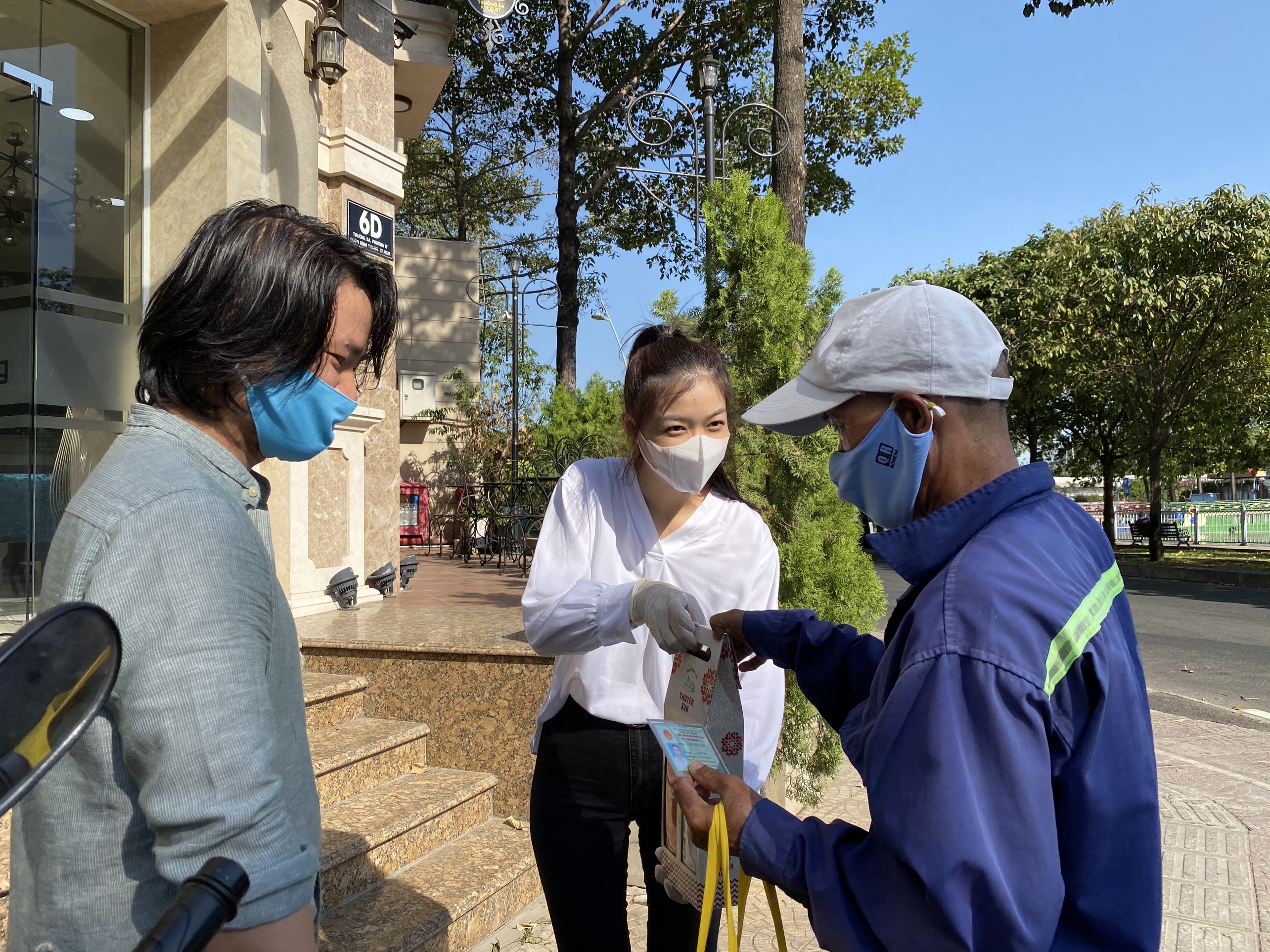 nghe si Viet tang gao cho nguoi ngheo anh 10