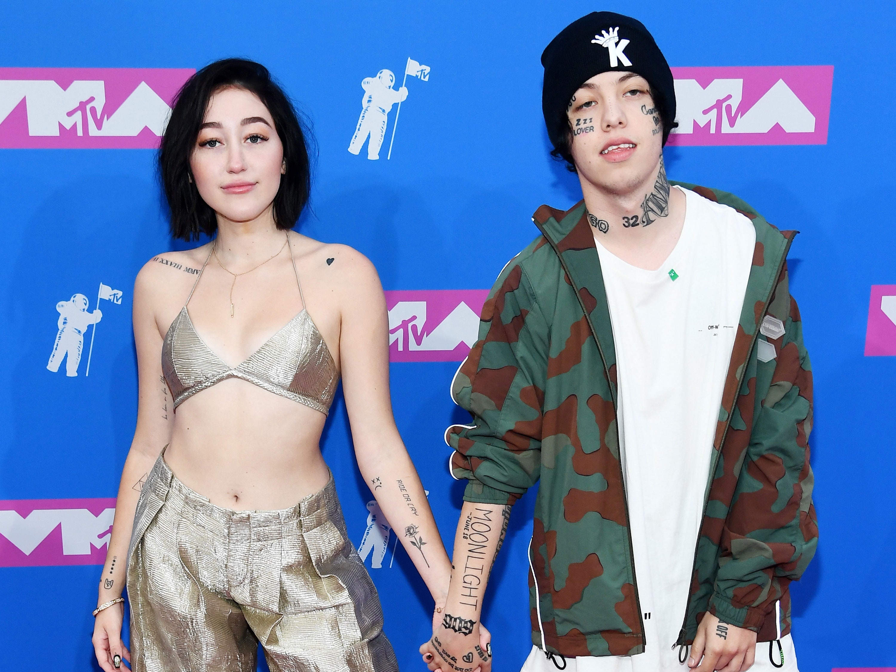 ban trai Noah Cyrus anh 1