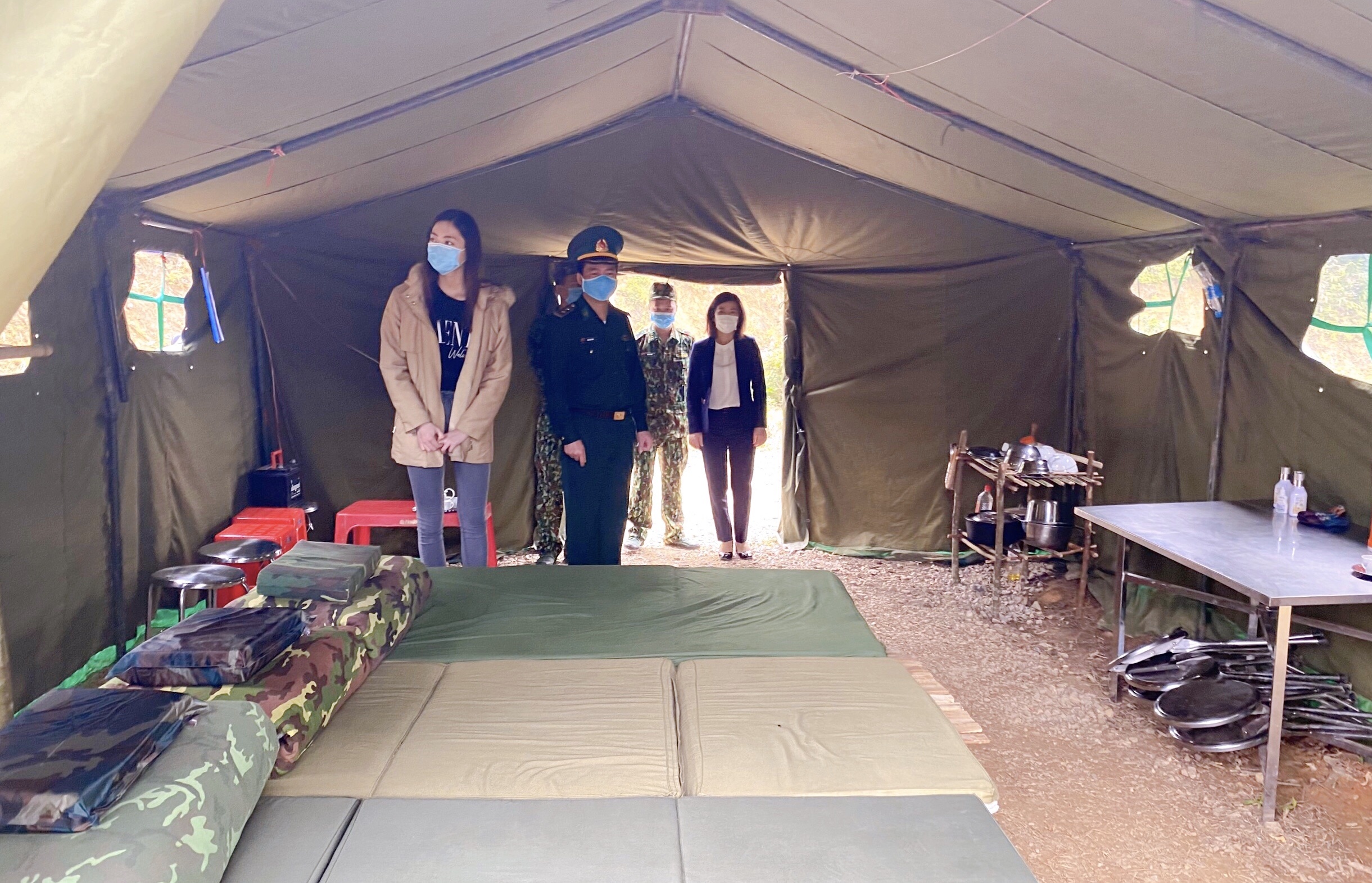 Hoa hau Luong Thuy Linh: 'Toi thuong bo doi bien phong vo cung' hinh anh