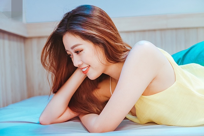 Hoa hau Khanh Van doc sach gi khi gian cach xa hoi? hinh anh