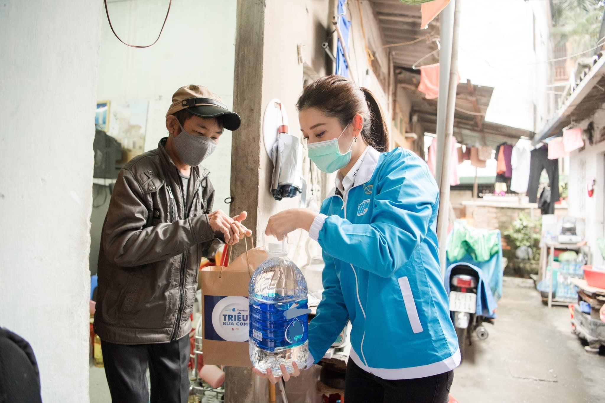 Huyen My tang 8.000 suat an cho sinh vien va nguoi ngheo hinh anh