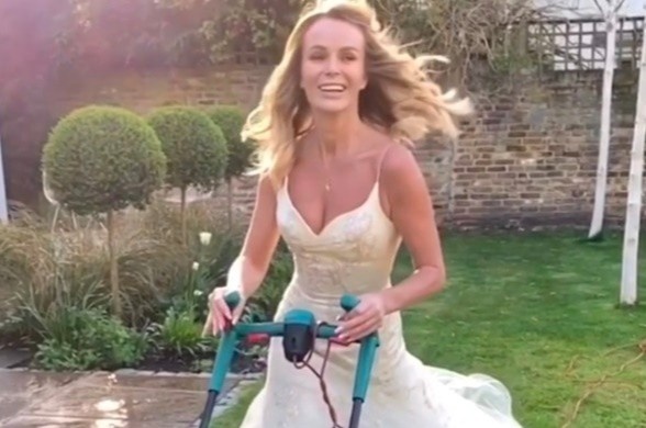 Nu dien vien mac vay cuoi di cat co, do rac hinh anh