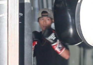 Pax Thien me boxing, Vivienne hoc vo karate tai nha hinh anh