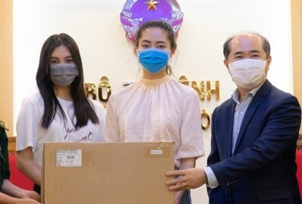 Tieu Vy, Luong Thuy Linh tang thiet bi y te cho bo doi bien phong hinh anh