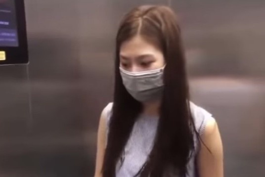 Chung Huyen Thanh bi chi trich vi dung chan bam thang may o chung cu hinh anh