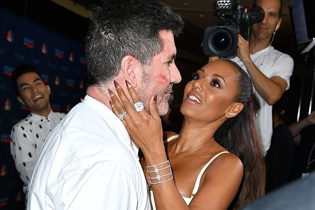 Simon Cowell vuong tin ngoai tinh voi Mel B hinh anh