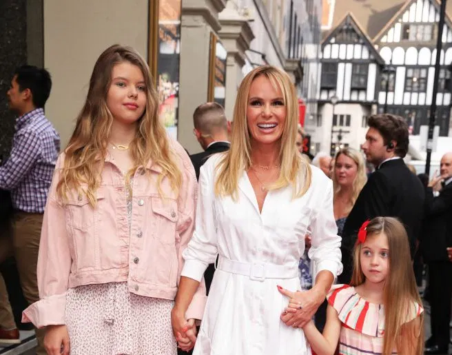 Simon Cowell bi don ngoai tinh Mel B anh 3