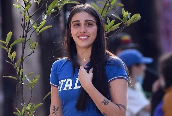 Con gai Madonna bi phan ung vi thao khau trang, hut thuoc ngoai duong hinh anh