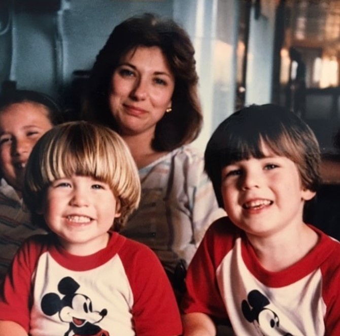 selena gomez dang anh ben me anh 3