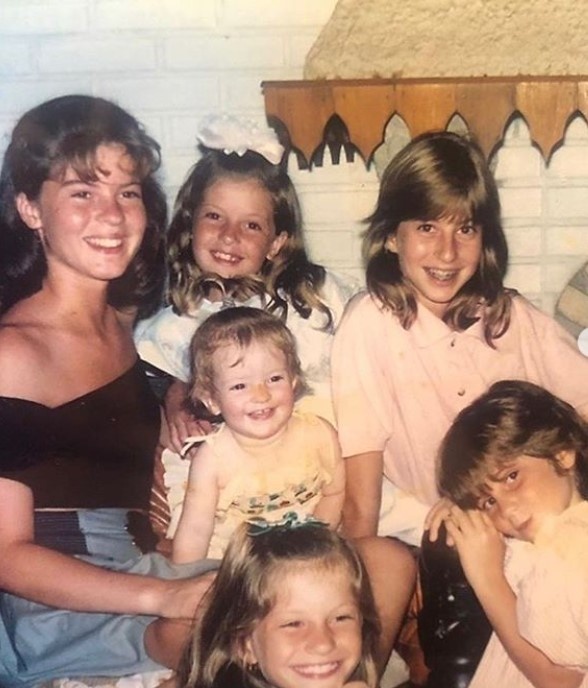 selena gomez dang anh ben me anh 7