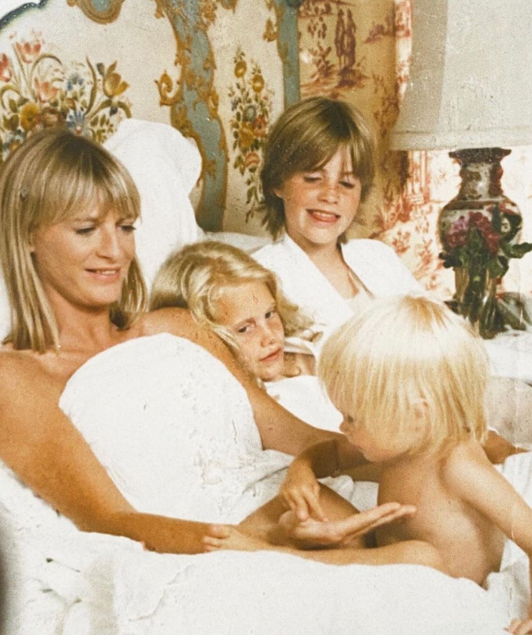 selena gomez dang anh ben me anh 8