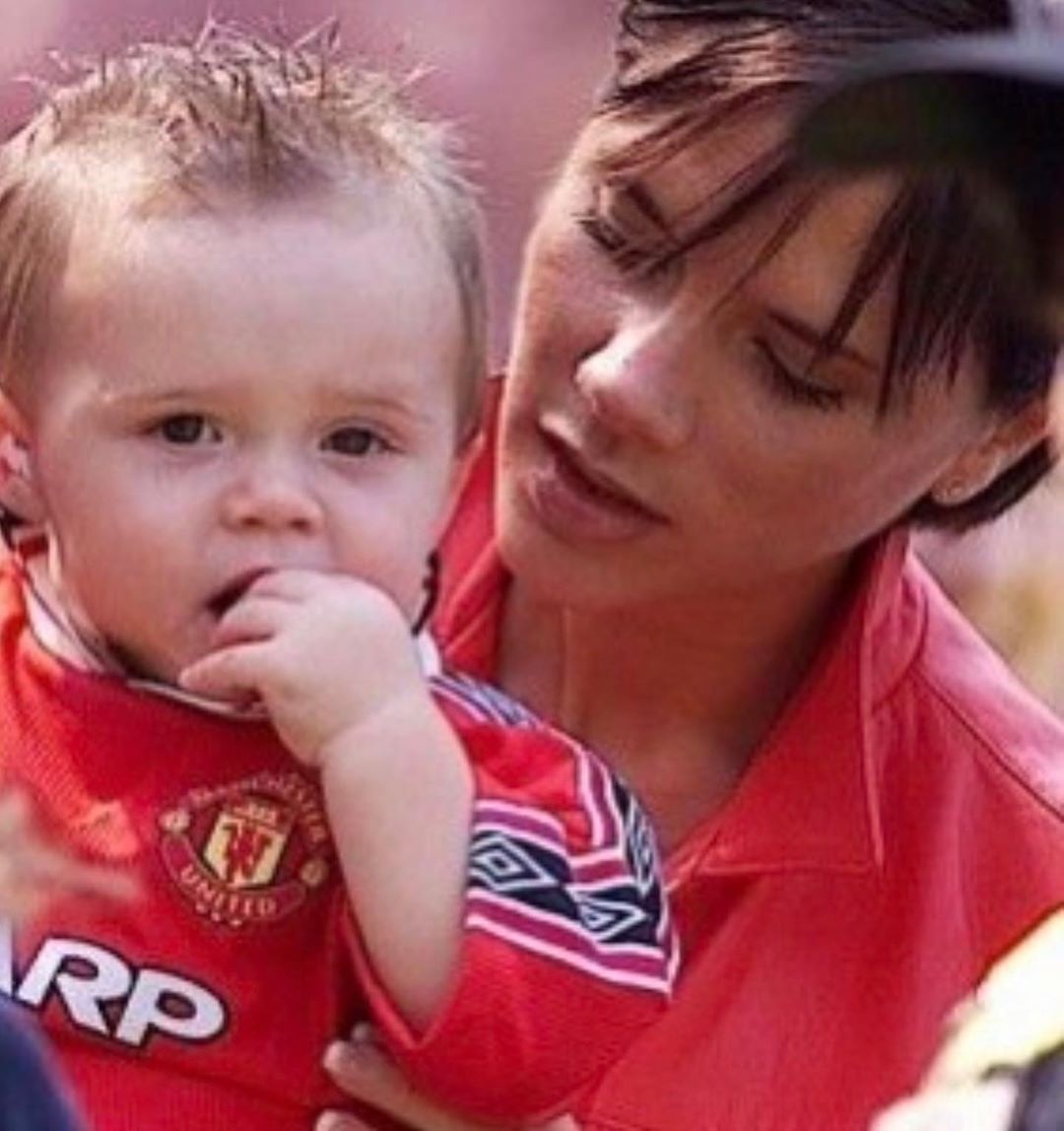 selena gomez dang anh ben me anh 5