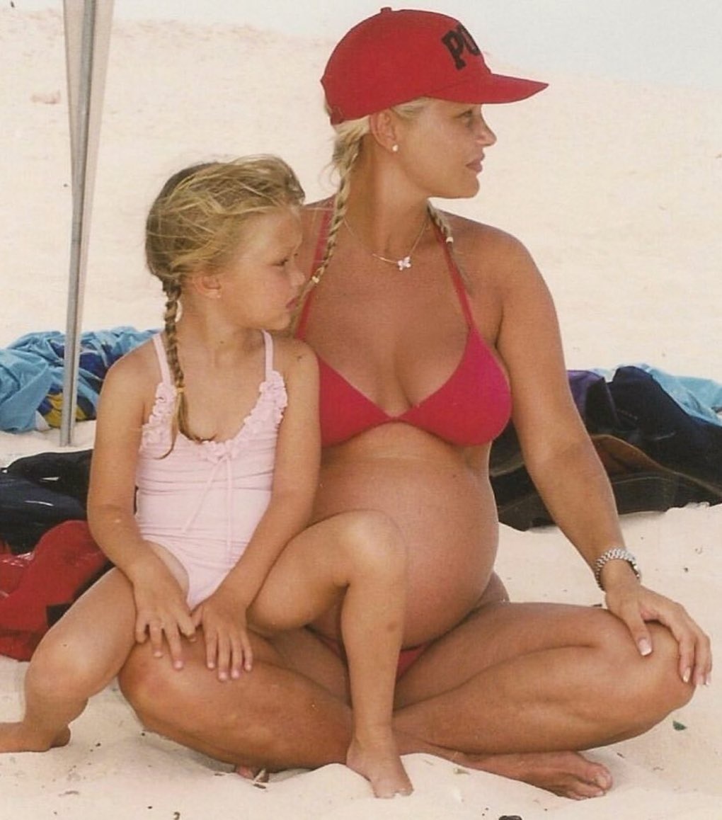 selena gomez dang anh ben me anh 6