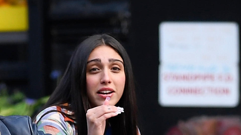 con gai Madonna noi loan anh 3