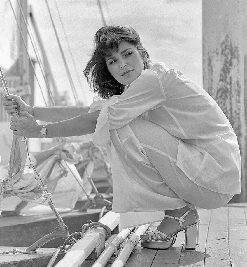 selena gomez dang anh ben me anh 9