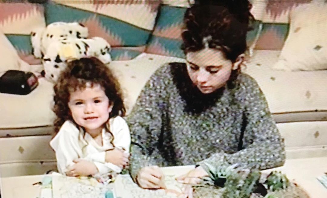 selena gomez dang anh ben me anh 2