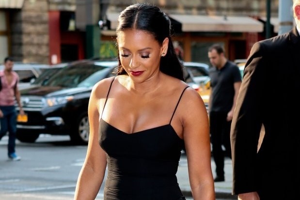 Mel B - nu ca si trang tay vi doi tu benh hoan hinh anh