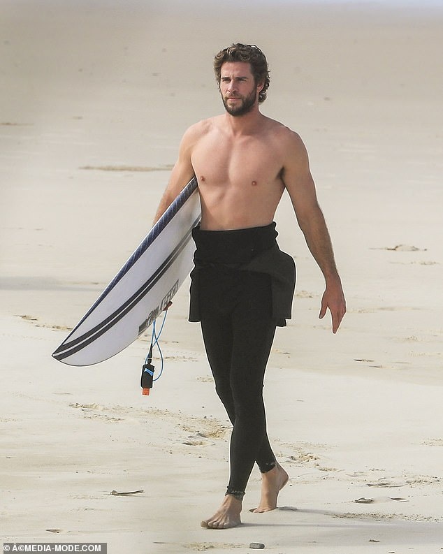 ban gai Liam Hemsworth khoe dang goi cam anh 2