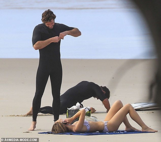 ban gai Liam Hemsworth khoe dang goi cam anh 6