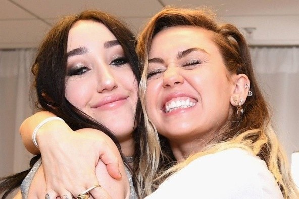 Noah Cyrus khoc vi khong the thoat khoi bong chi gai hinh anh