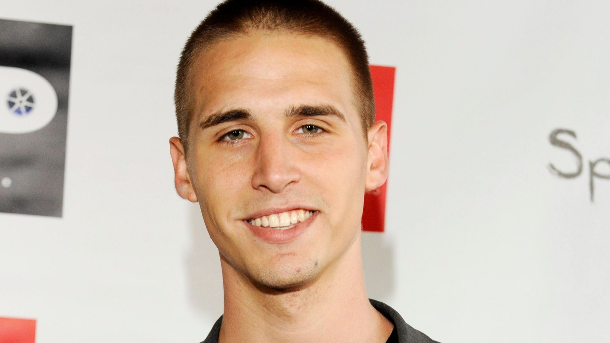 Nam dien vien ban ban gai roi tu sat hinh anh