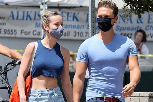 Minh tinh 'Captain Marvel' tinh cam ben ban trai hinh anh