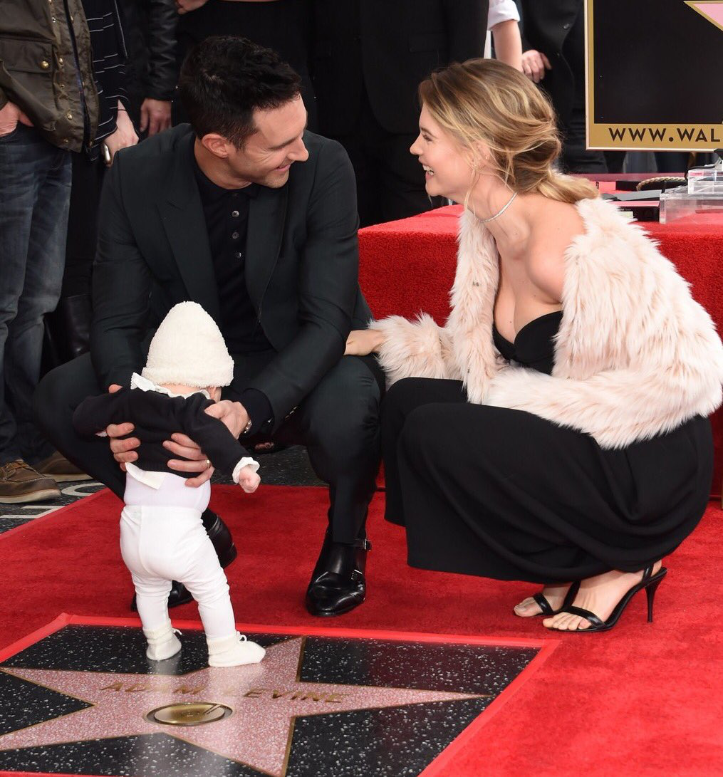 Behati Prinsloo va Adam Levine anh 3