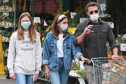 Ban gai moi than thiet voi con gai Ben Affleck hinh anh