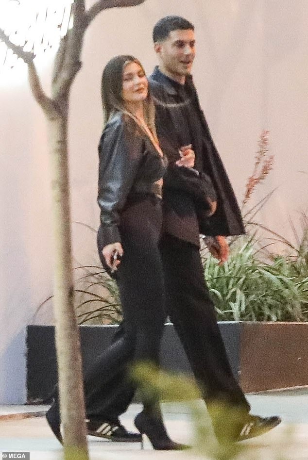 kylie jenner tiec tung thau dem anh 1