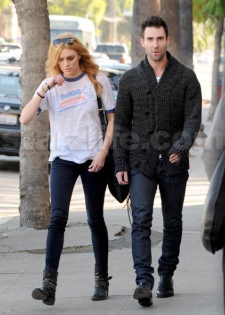 tinh su hen ho cua adam levine anh 6