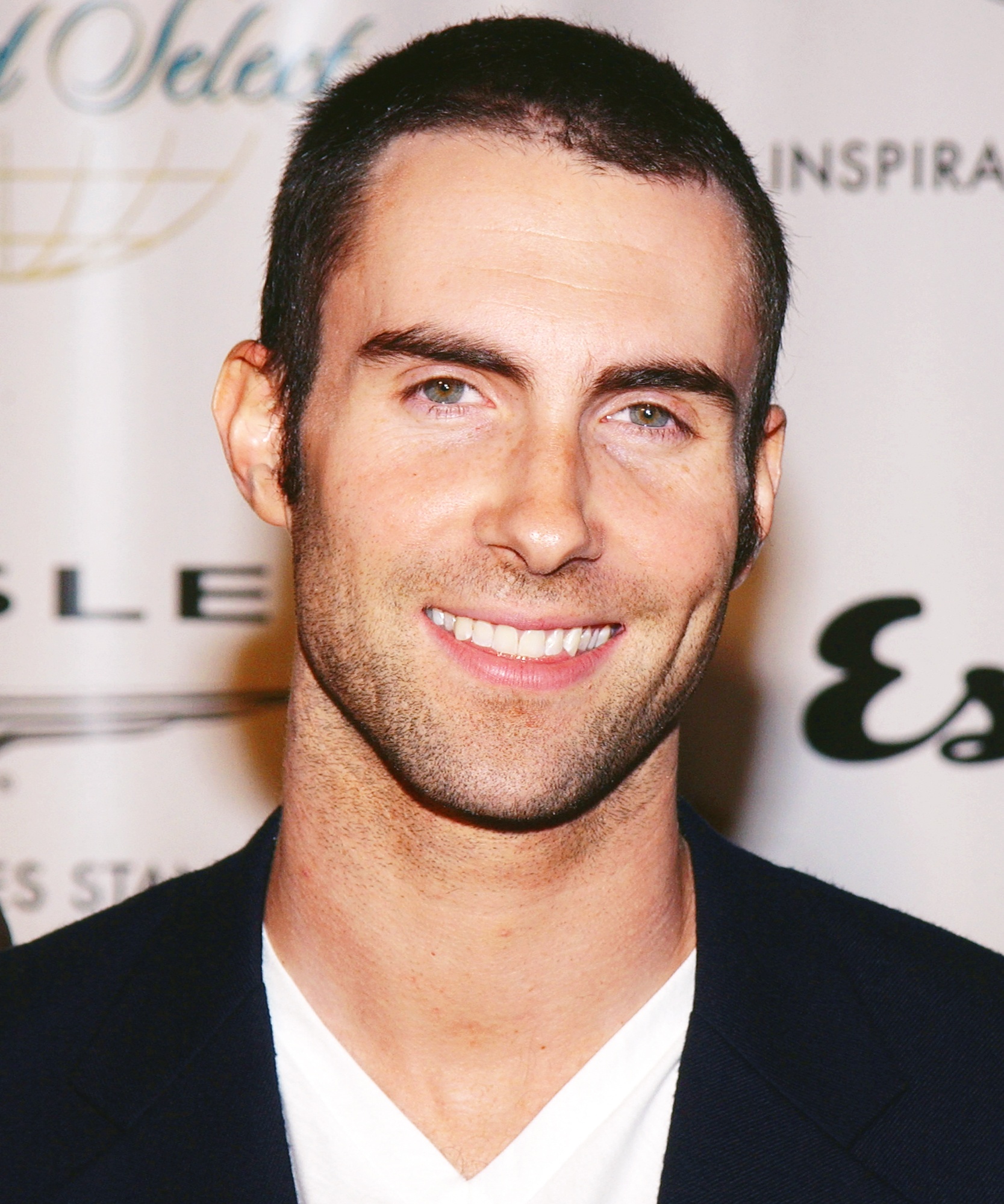 tinh su hen ho cua adam levine anh 1