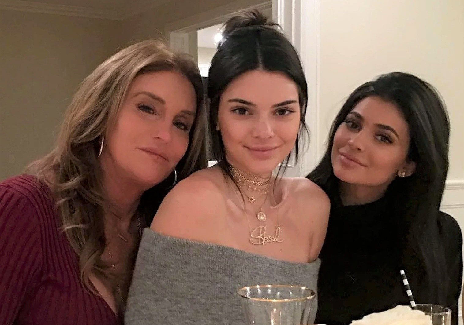 Kendall va Kylie noi ve quyet dinh chuyen gioi cua cha ruot o tuoi 71 hinh anh