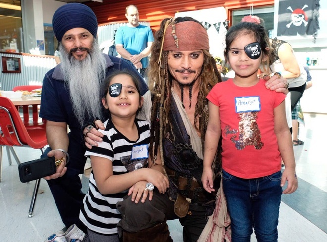 Johnny Depp hóa thuyền trưởng Jack Sparrow ảnh 2 Johnny Depp hoa thuyen truong Jack Sparrow anh 2