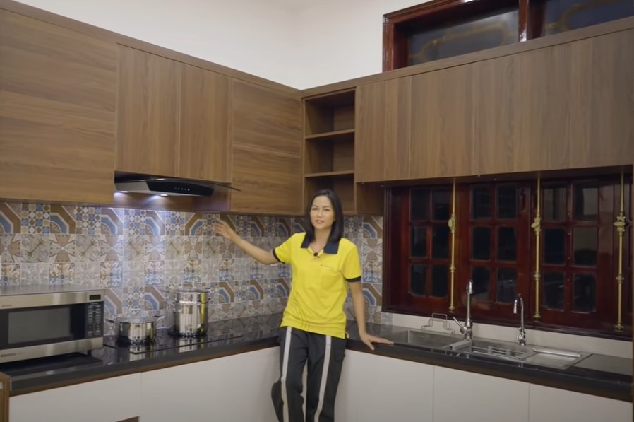 Ben trong nha moi cua H'Hen Nie o que hinh anh