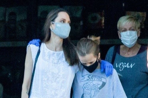 Angelina Jolie lan dau ra pho sau nhieu thang cach ly hinh anh