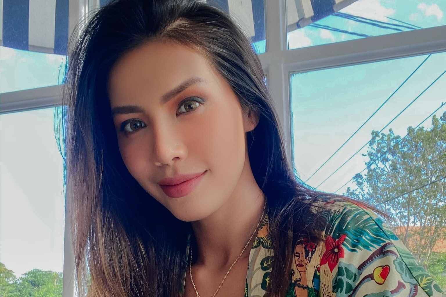 Minh Tu: 'Mong co chuyen bay giai cuu de som duoc ve nuoc' hinh anh