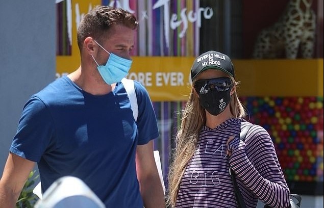 Paris Hilton thuong xuong pho cung ban trai hinh anh