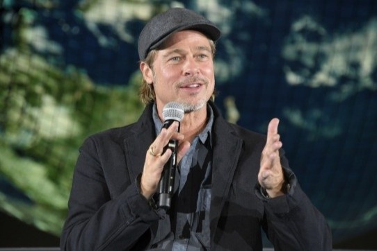 Brad Pitt, Jennifer Aniston khuyen cong dong mang khau trang hinh anh