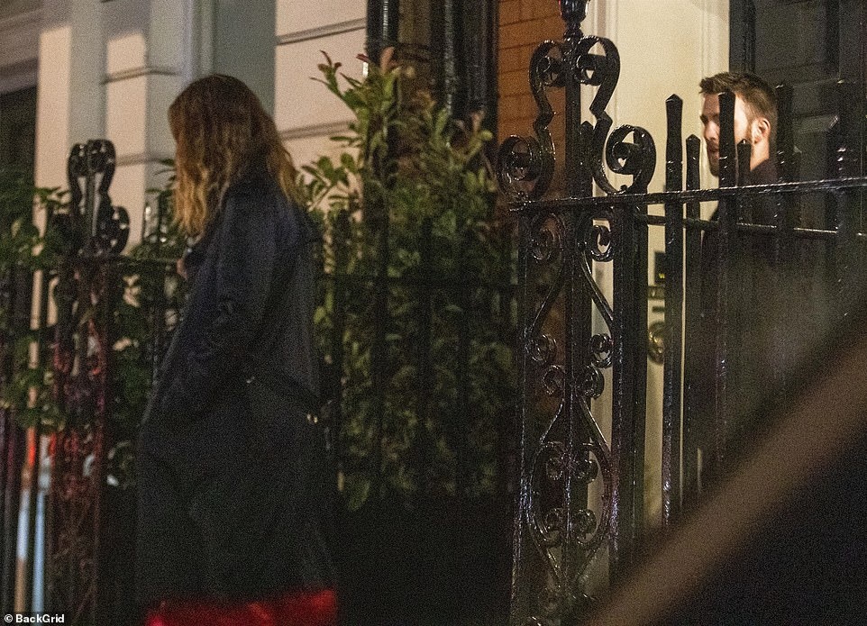 Chris Evans hen ho Lily James anh 1