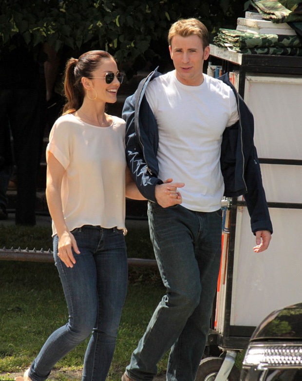 Chris Evans hen ho Lily James anh 2