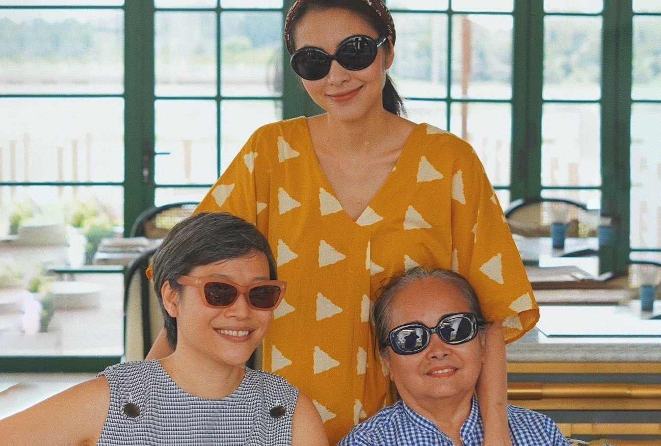 Tang Thanh Ha khoe anh ben me va chi gai hinh anh