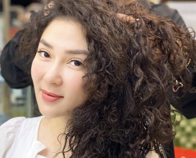 Cuoc song bien dong cua Hoa hau Nguyen Thi Huyen va hai a hau hinh anh