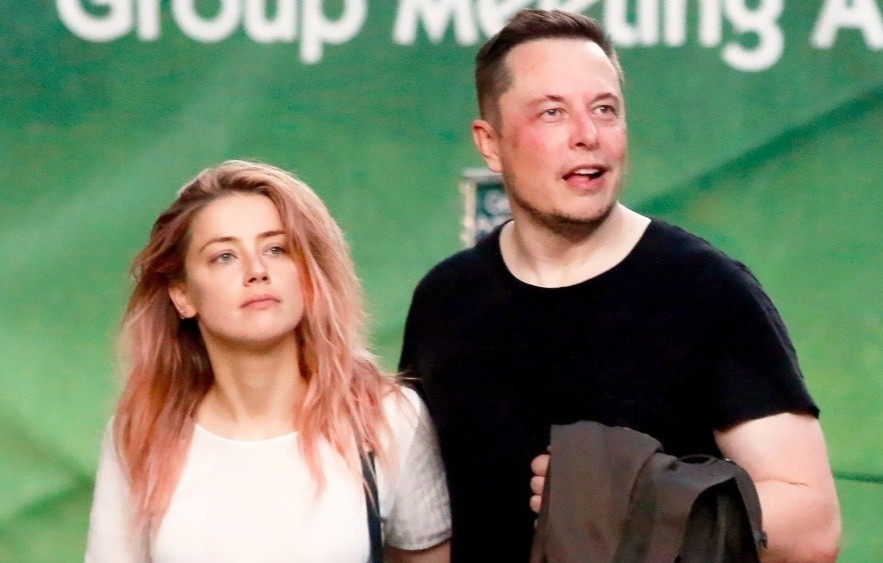 Ty phu Elon Musk thach dau Johnny Depp hinh anh