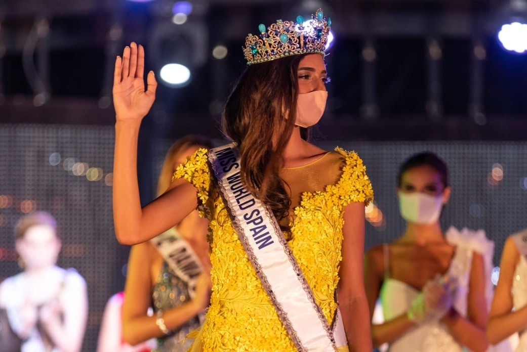 Hoa hau The gioi Tay Ban Nha mang khau trang khi dang quang hinh anh