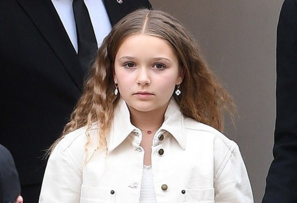 Harper Beckham trang diem, dien mao khac la hinh anh