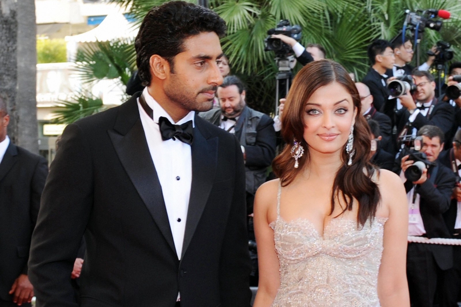 Chong Hoa hau Aishwarya Rai van mac Covid-19 va co nhieu benh nen hinh anh