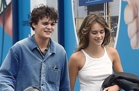 Jack Depp dao pho cung ban gai hinh anh