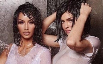 Buc anh gay tranh cai cua Kim Kardashian va Kylie Jenner hinh anh