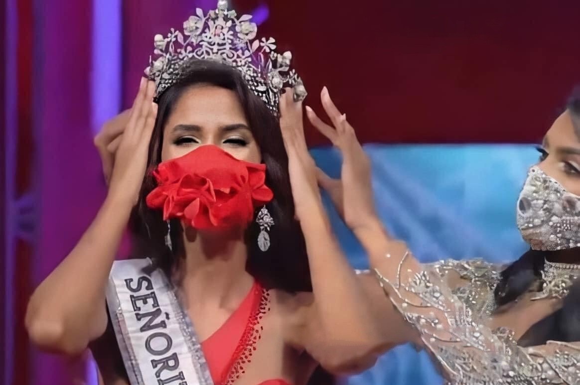 Nguoi dep 9X mang khau trang khi nhan vuong mien hinh anh